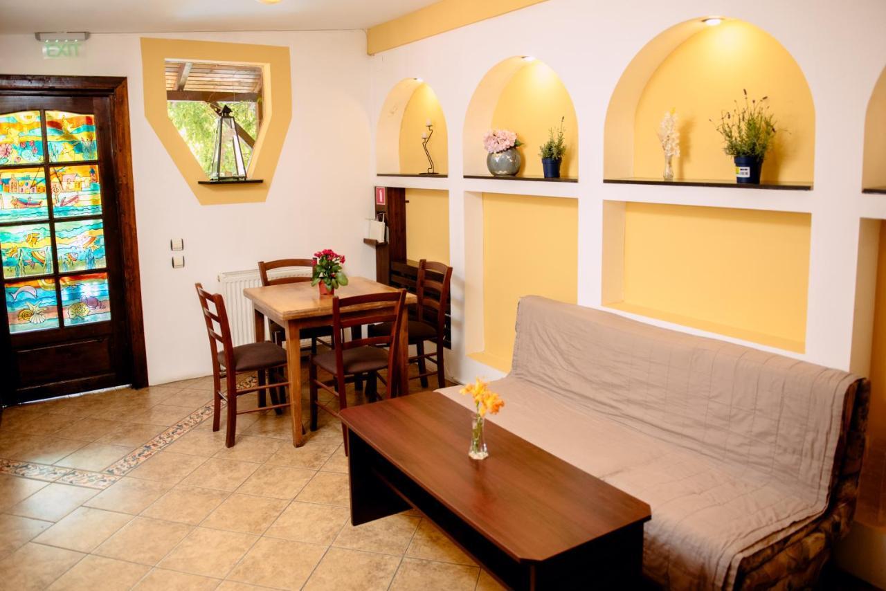 Casa Mica Guesthouse 布加勒斯特 外观 照片